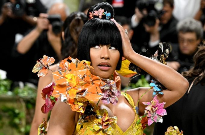 Nicki Minaj Threatens To Fire Tour DJ For Signing Fan’s Boobs
